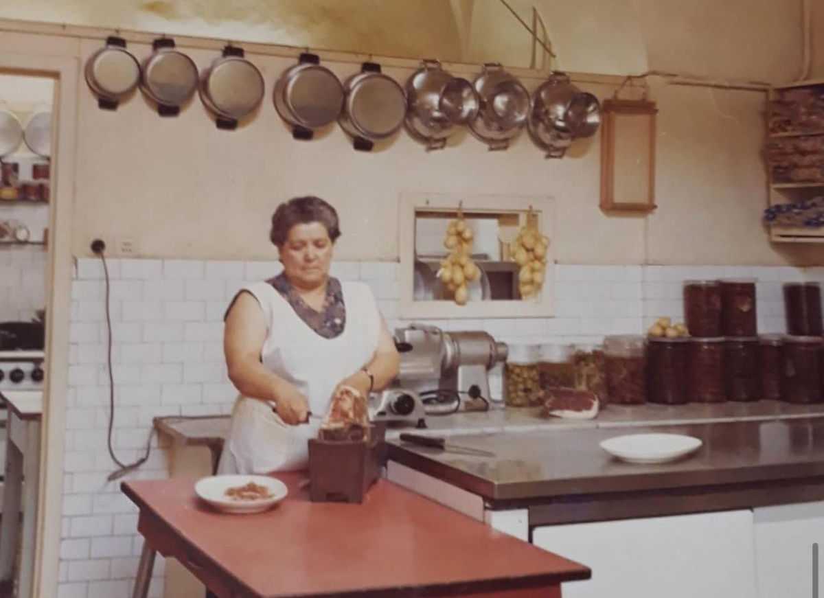 La nonna di Daniela Maiorano nella cucina del ristorante Clemente a Sulmona