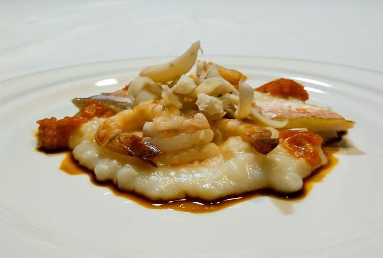 Frascarelli con scampi, gamberi rosa, mazzancolle, triglie, seppie, pomodoro e sapa - Due Cigni di Montecosaro (MC)