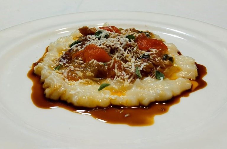Frascarelli con salsa al capocollo stagionato, cipolla, pomodoro, maggiorana, sapa e pecorino fresco - Due Cigni di Montecosaro (MC)