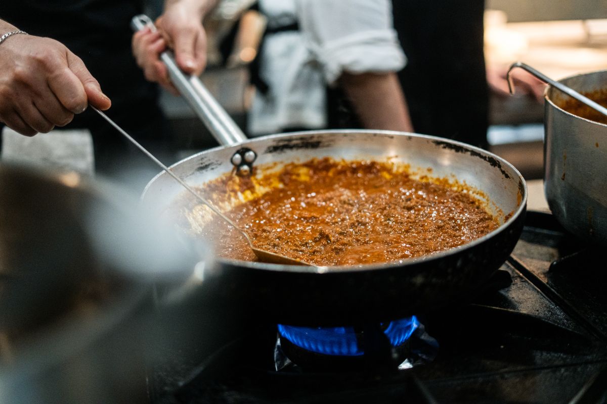Padella con il ragu al Pastificio di Roma. Foto di Jacopo Urbani
