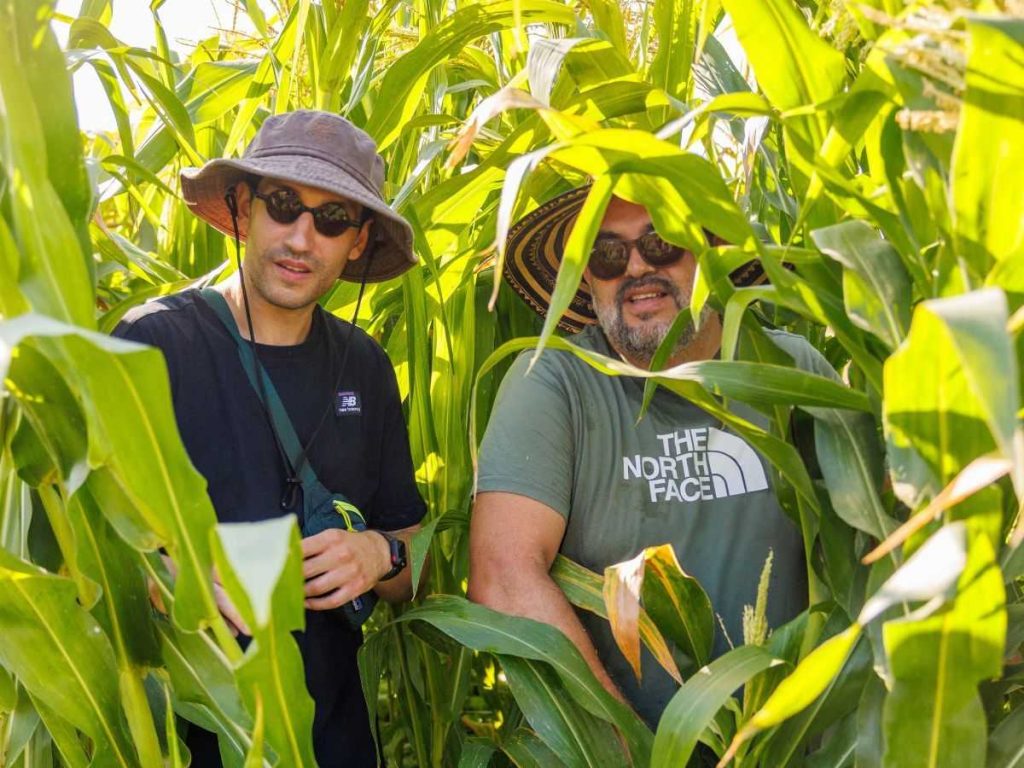 Roy Caceres e Giovanni Olivieri nell'orto di Ardea