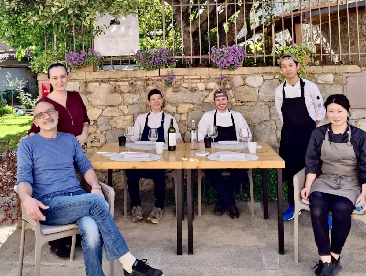Tre tavoli all’aperto e una grande cucina toscana. L’Asinello apre un’osteria temporanea Tre tavoli all’aperto e una grande cucina toscana. L’Asinello apre un’osteria temporanea