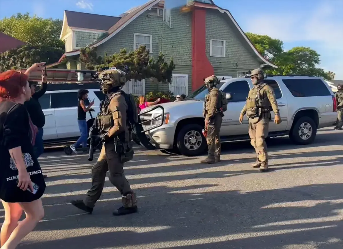 Agenti in assetto di guerra fanno irruzione in un ristorante italiano a San Diego. La città in rivolta Agenti in assetto di guerra fanno irruzione in un ristorante italiano a San Diego. La città in rivolta