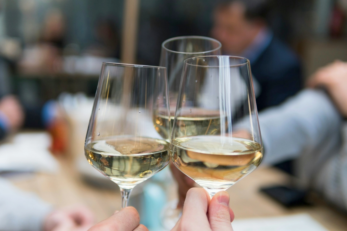I vini dealcolati si potranno produrre all’interno degli stabilimenti enologici. Arriva la modifica che sblocca (ma solo in parte) l’impasse I vini dealcolati si potranno produrre all’interno degli stabilimenti enologici. Arriva la modifica che sblocca (ma solo in parte) l’impasse