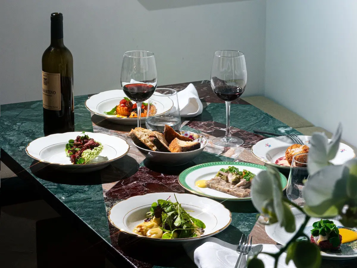 Piatti intelligenti senza strafare. Ecco come si mangia nel nuovo ristorante di Monti a Roma Piatti intelligenti senza strafare. Ecco come si mangia nel nuovo ristorante di Monti a Roma