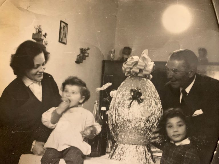 Da sinistra: mamma, io, mia sorella Laura e un amico di papà