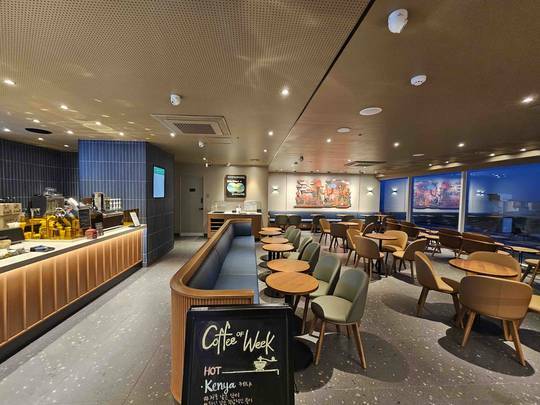 C’è uno Starbucks da dove si può sbirciare la Corea del Nord mentre si beve caffè C’è uno Starbucks da dove si può sbirciare la Corea del Nord mentre si beve caffè