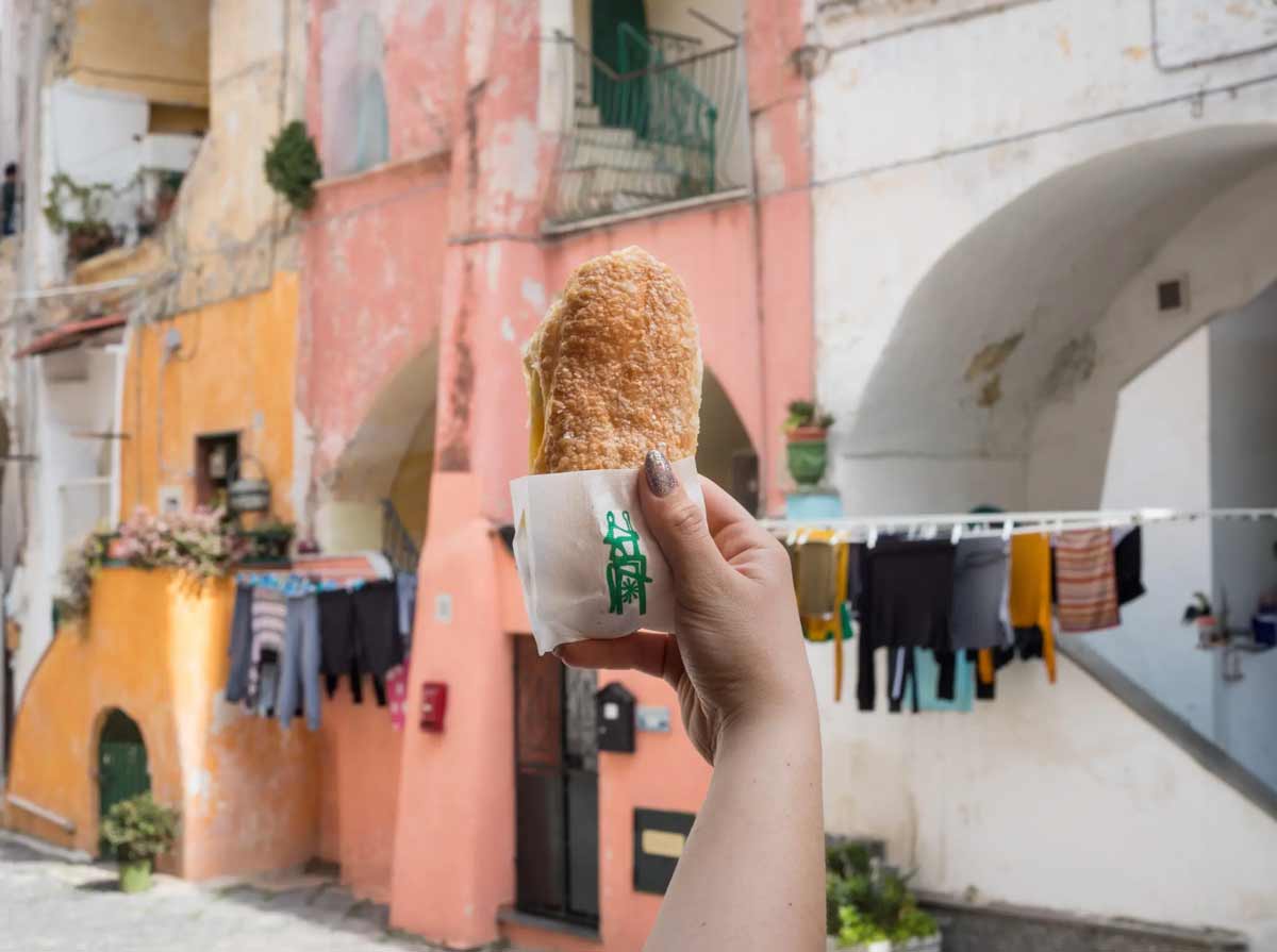 Lingua di Procida, il dolce a base di limoni che si fa solo sull’isola più piccola del Golfo di Napoli Lingua di Procida, il dolce a base di limoni che si fa solo sull’isola più piccola del Golfo di Napoli