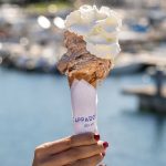 mano che regge il cono gelato di Cappadonia
