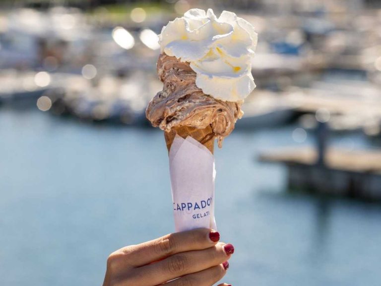 mano che regge il cono gelato di Cappadonia