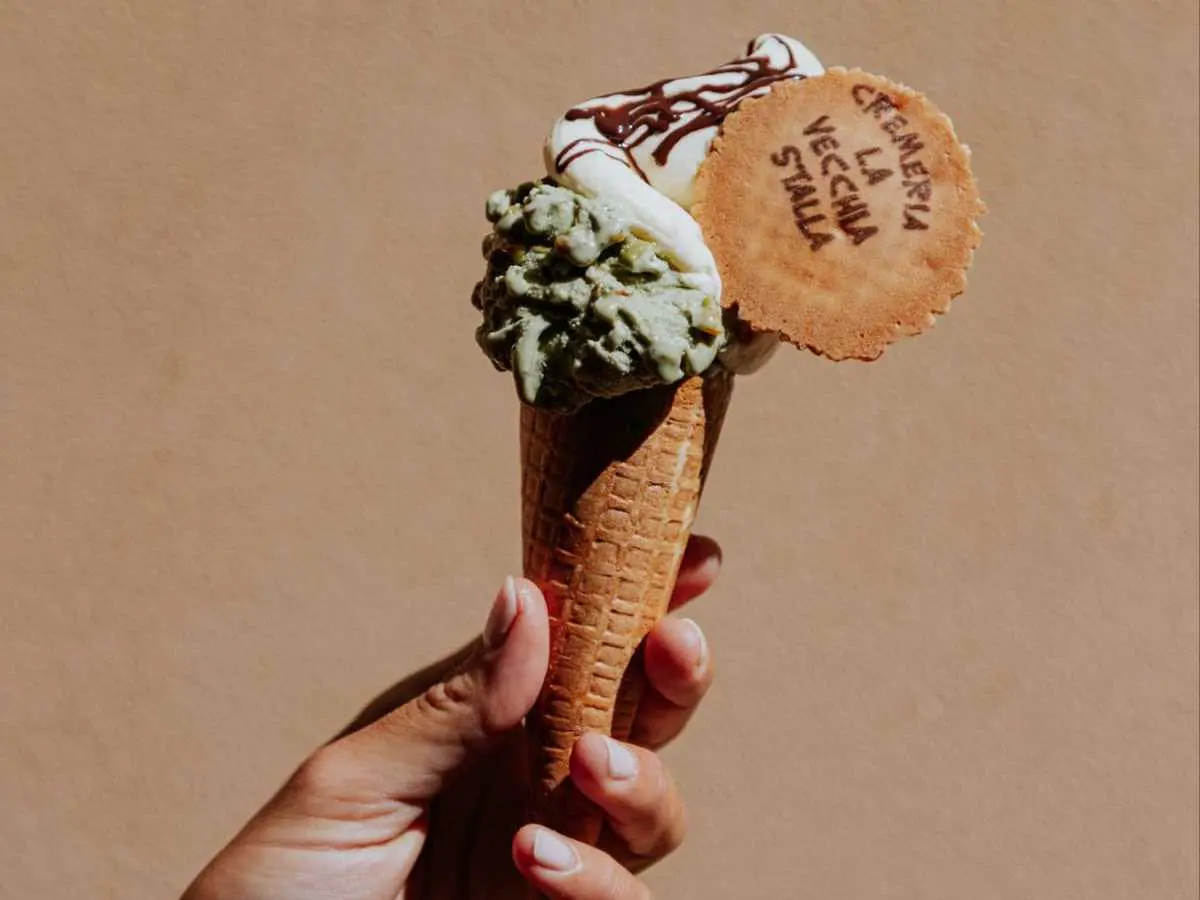 mano che regge un cono gelato di Cremeria vecchia Stalla a Bologna