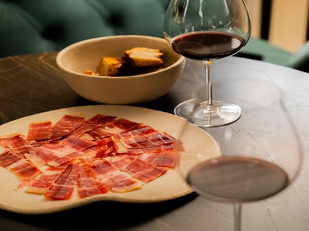 Dove bere a Milano. Le migliori enoteche con cucina scelte dal Gambero Rosso Dove bere a Milano. Le migliori enoteche con cucina scelte dal Gambero Rosso