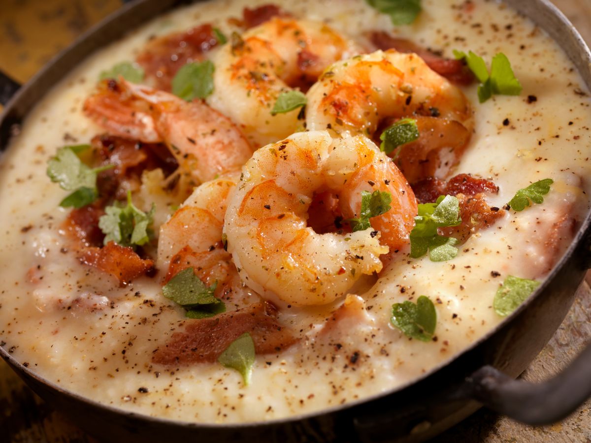 grits e gamberi