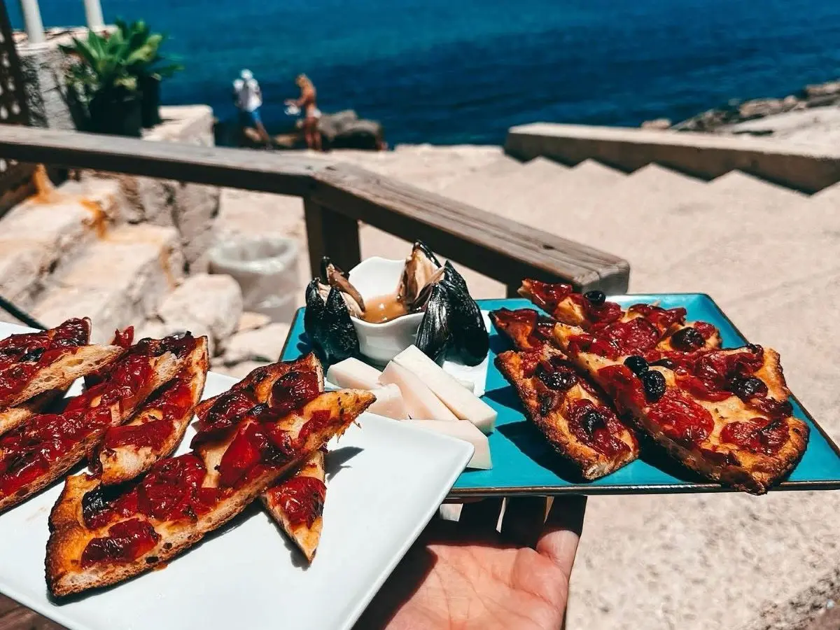Cozze crude, provolone e birra ghiacciata: lo strano aperitivo barese (e tarantino) che ci piace