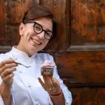 Cinzia Otri con in mano una coppetta gelato ph. Luca Managlia