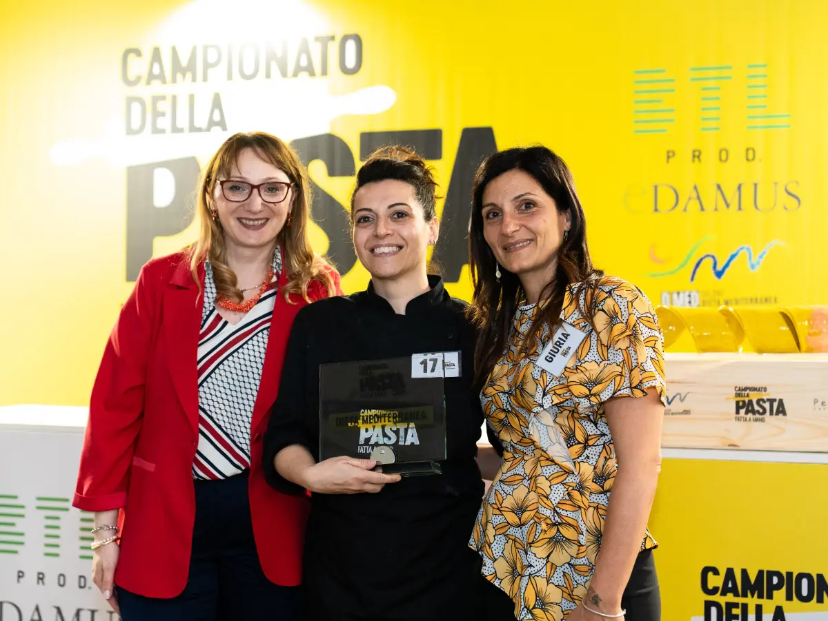 Francesca Buontempo, vincitrice del Premio Dieta Mediterranea, tra Monica Ruotolo, presidente dell’Albo Dietisti di Salerno (a sinistra) e Monica Marro