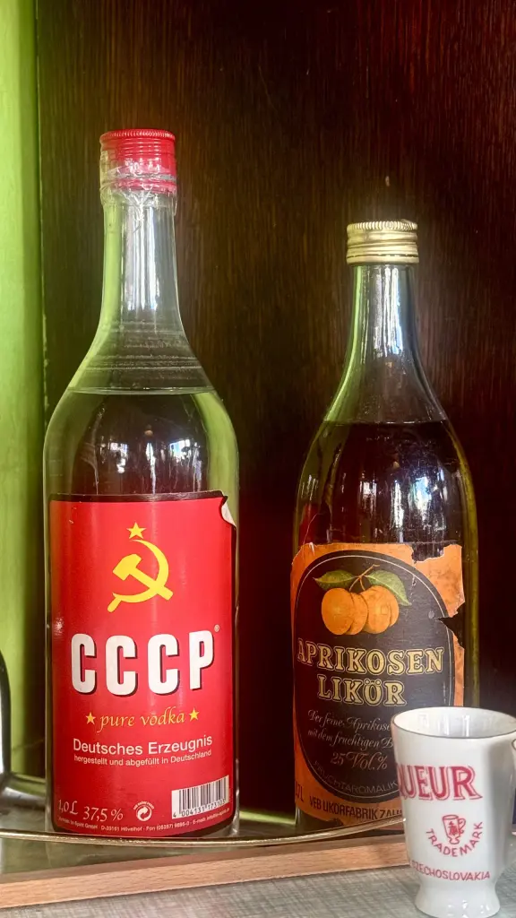 Bottiglie vintage con etichetta politicizzata al Gaststätte Kollektiv di Lipsia
