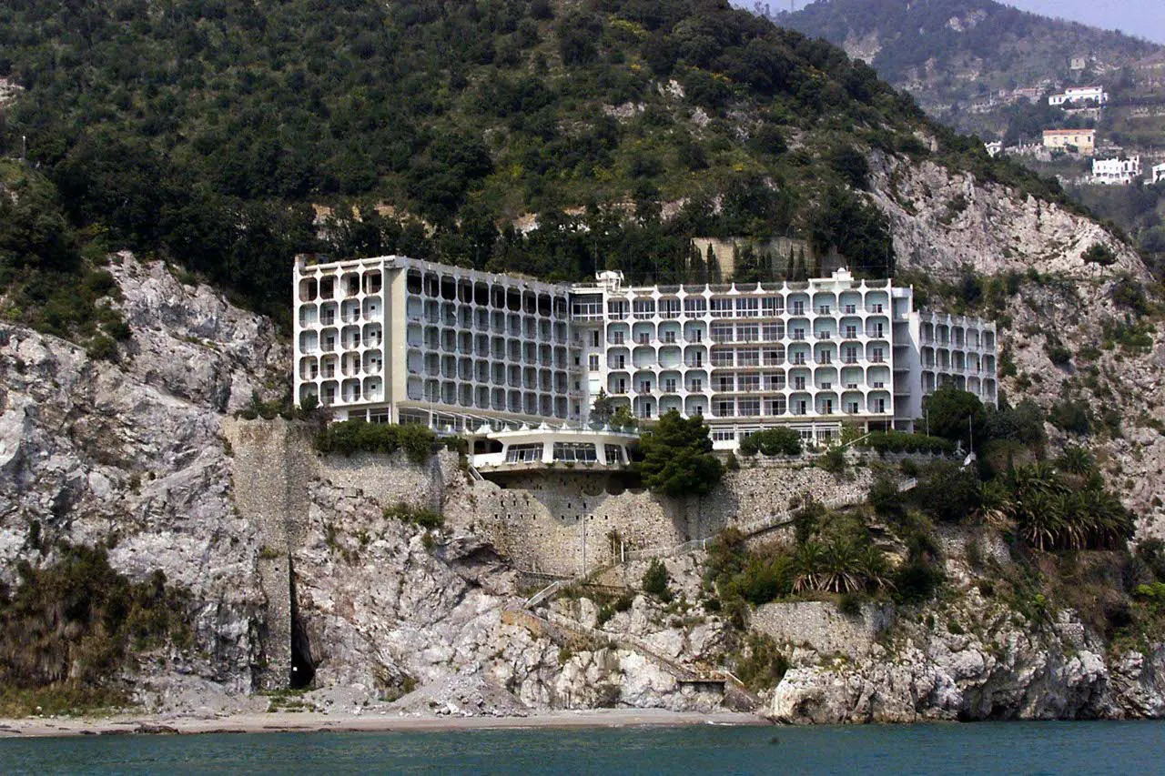 Un'immagine dell'hotel Fuenti prima dell'abbattimento