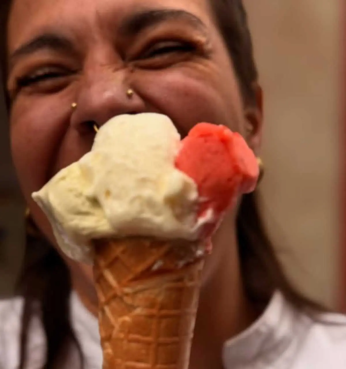 Martina Francesconi che addenta cono gelato di Gelatina a Genova