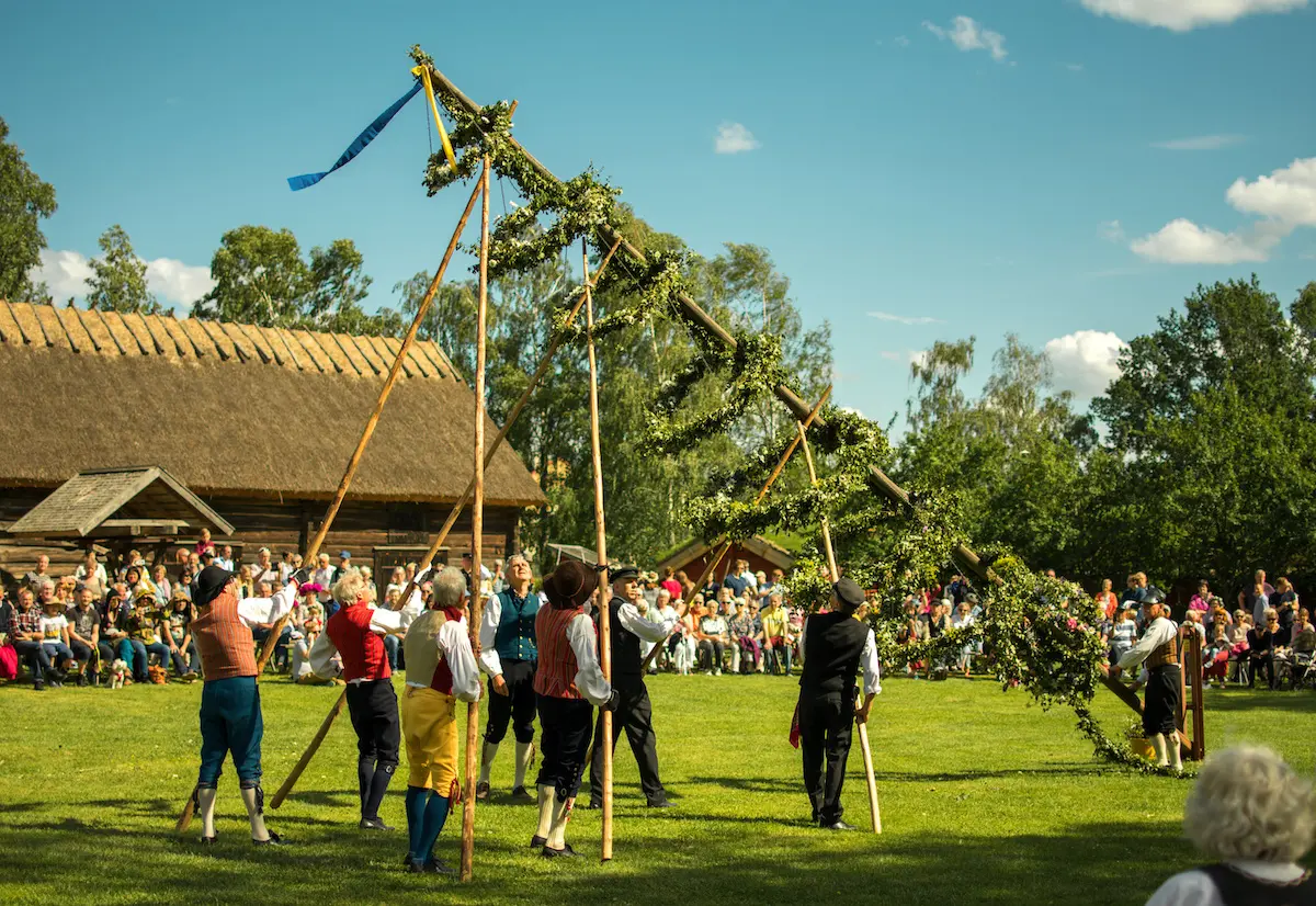 Midsommar: la festa in cui la Svezia si ferma, canta (stonando) e brinda alla luce Midsommar: la festa in cui la Svezia si ferma, canta (stonando) e brinda alla luce