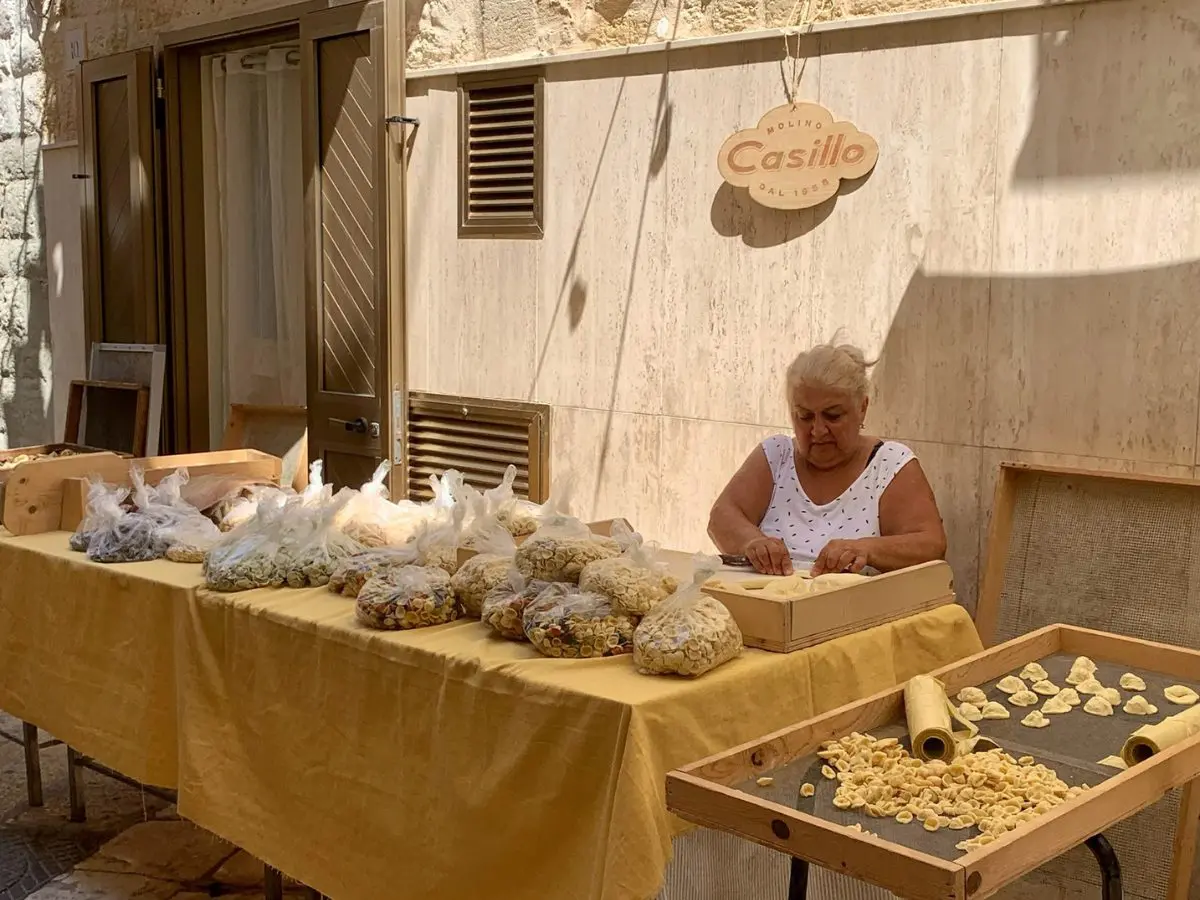 È finita (finalmente) la guerra delle orecchiette. Arriva il regolamento definitivo per le pastaie di Bari vecchia È finita (finalmente) la guerra delle orecchiette. Arriva il regolamento definitivo per le pastaie di Bari vecchia