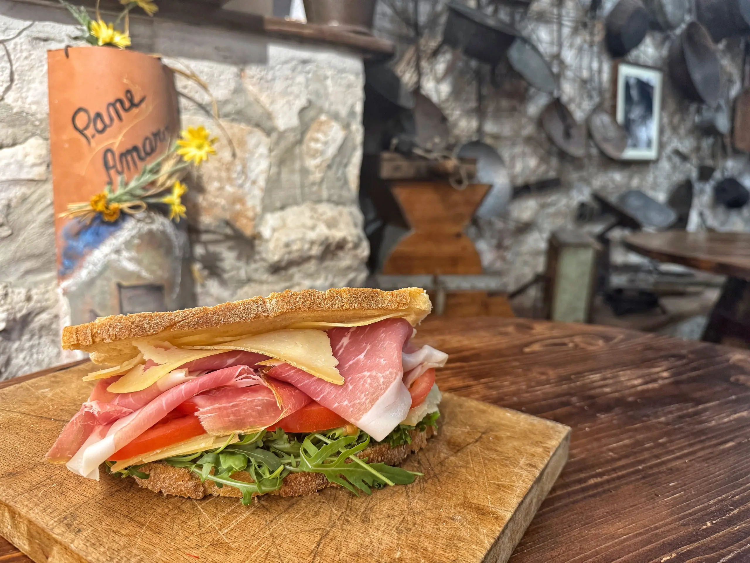 Storie contadine e salami bastardi: la paninoteca museo a 1200 metri d’altezza Storie contadine e salami bastardi: la paninoteca museo a 1200 metri d’altezza