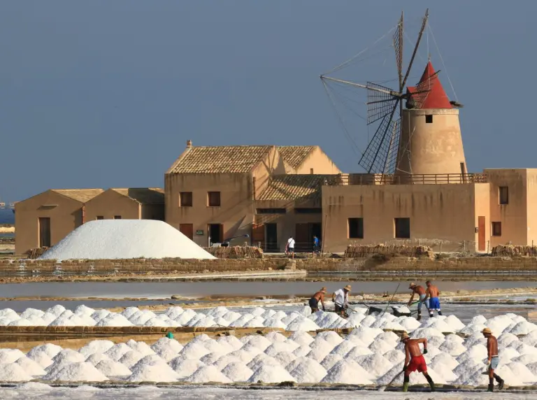 Raccolta del sale nelle Saline SEI Ettore e Infersa, Marsala (TP)