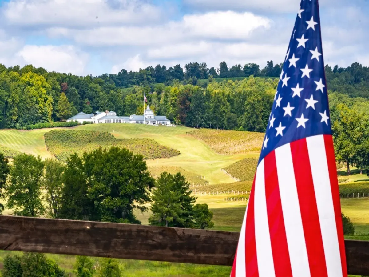 “Vi racconto la mia visita alla Trump Winery, dove il patriottismo si vende in bottiglia”. Eric Asimov e i vini del presidente “Vi racconto la mia visita alla Trump Winery, dove il patriottismo si vende in bottiglia”. Eric Asimov e i vini del presidente