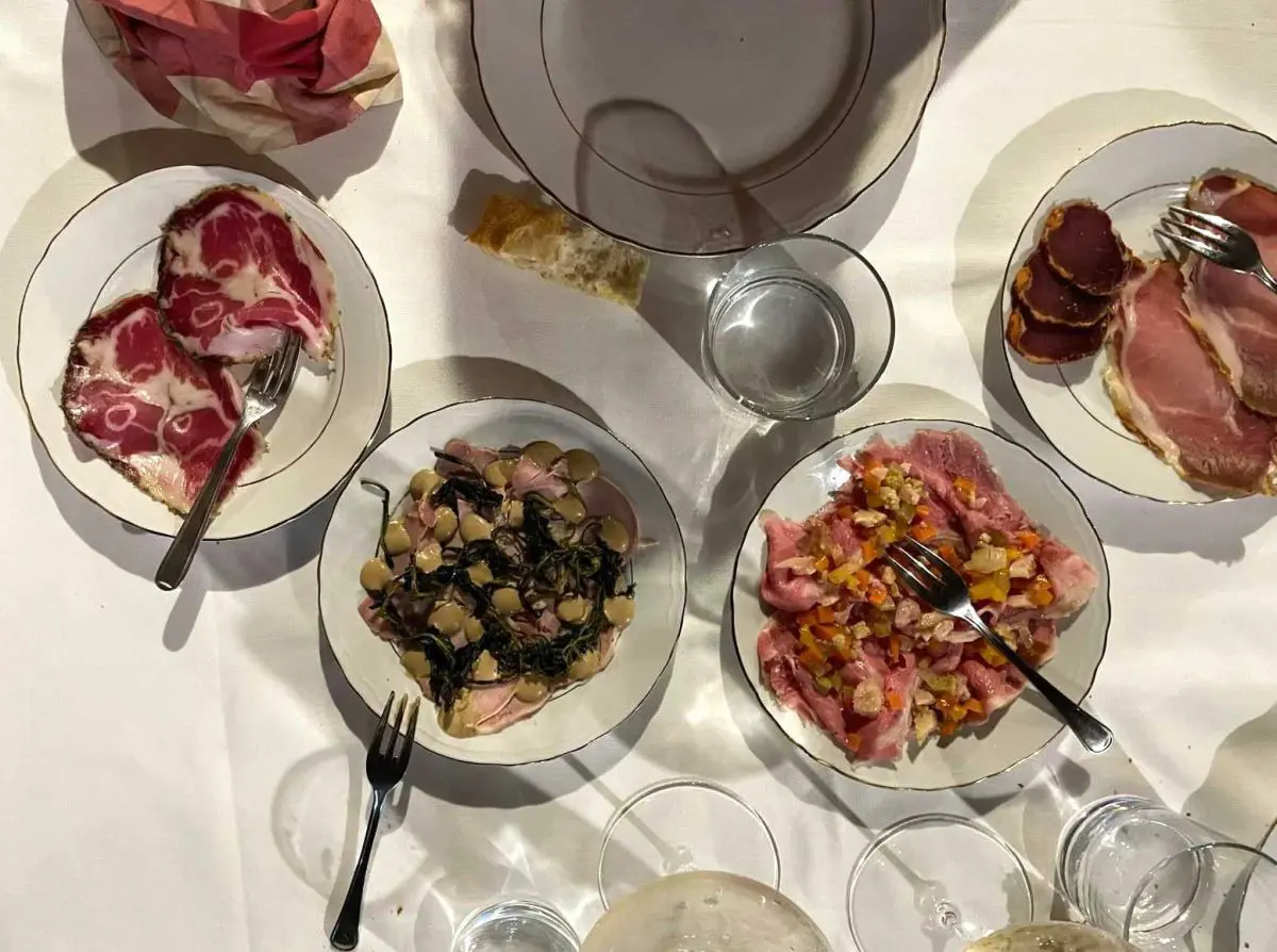 Una parte dell'antipasto misto della Trattoria Il Porcellino a Cusciano