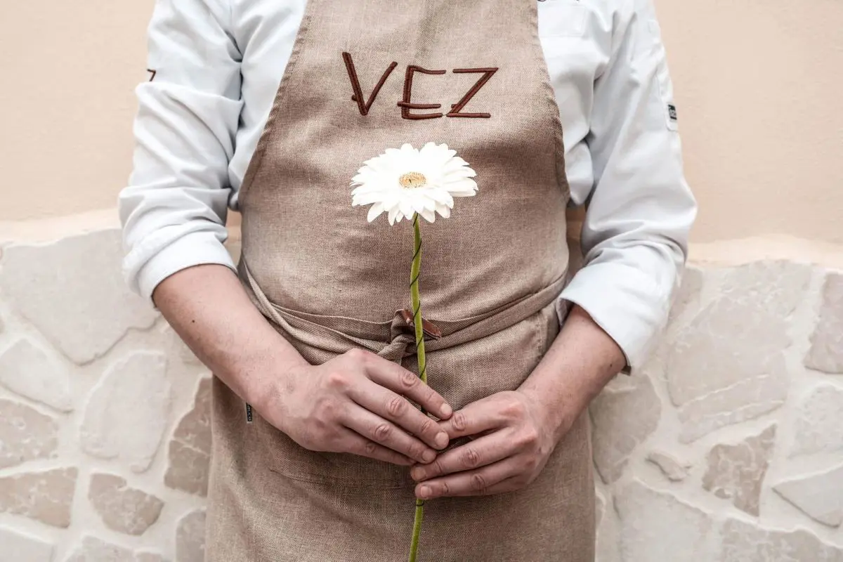 La giovane coppia che prepara fiori da mangiare in un ristorantino nella più grande colonia albanese di Puglia La giovane coppia che prepara fiori da mangiare in un ristorantino nella più grande colonia albanese di Puglia