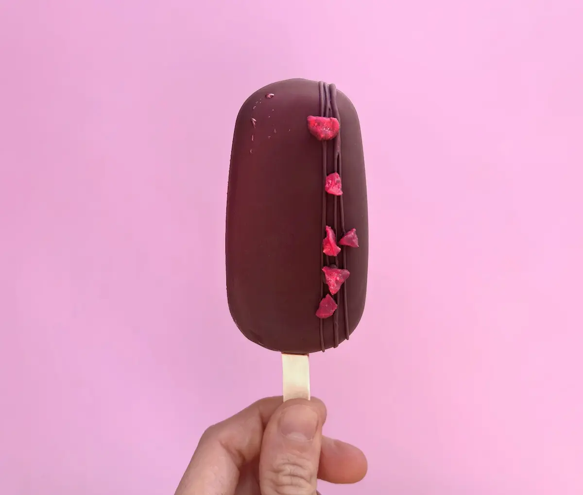 A Milano c’è uno stecco artigianale che costa come l’industriale. Ed è firmato da una maître chocolatier A Milano c’è uno stecco artigianale che costa come l’industriale. Ed è firmato da una maître chocolatier