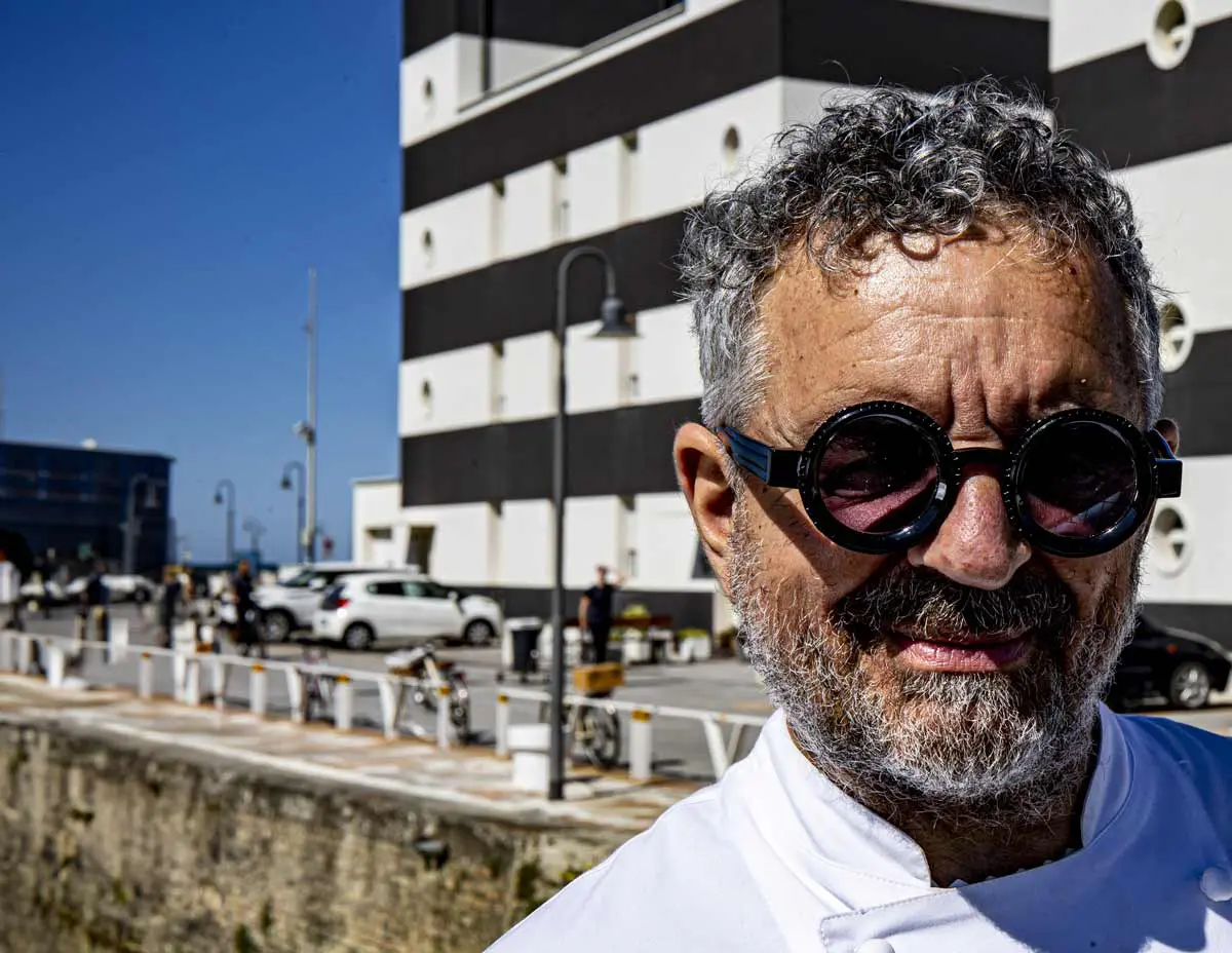 “La nonna è un’emozione, non una ricetta”. Parla Mauro Uliassi, lo chef che studia la tradizione in Lab(oratorio) “La nonna è un’emozione, non una ricetta”. Parla Mauro Uliassi, lo chef che studia la tradizione in Lab(oratorio)