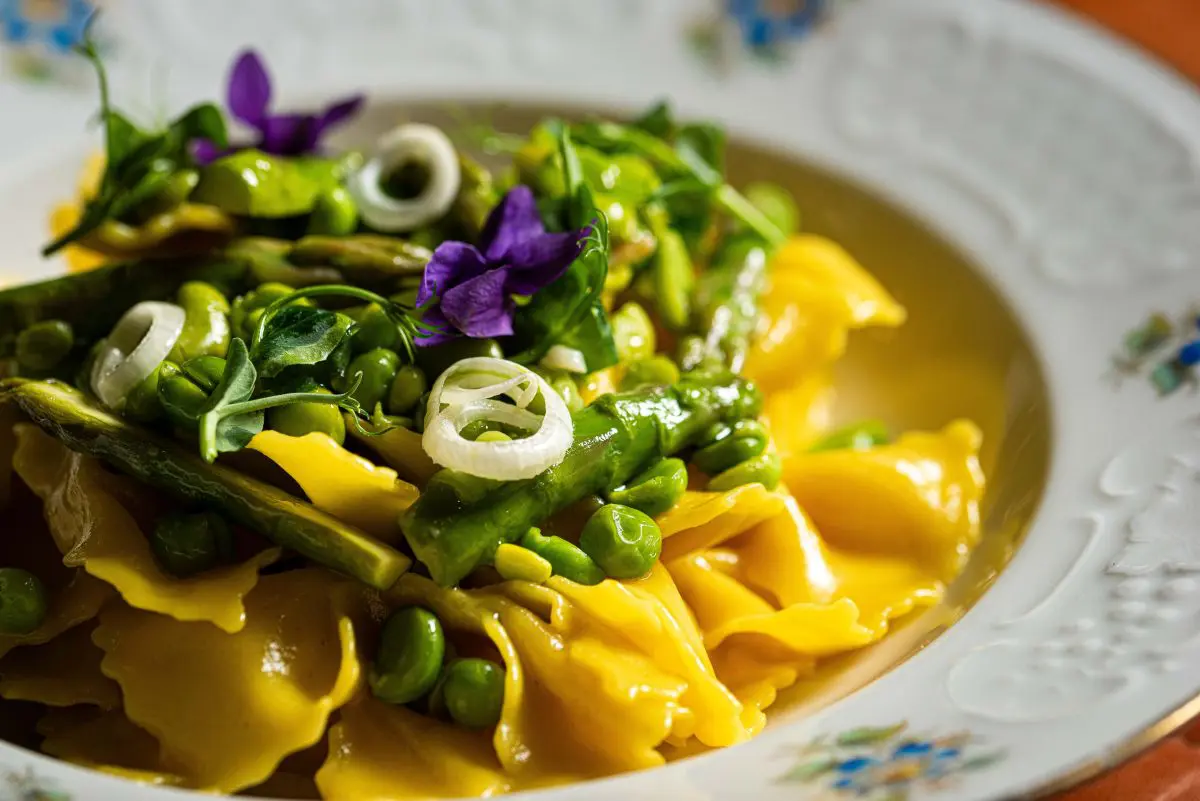 farfalle zafferano e vignarola. Foto di Alessandro Micarelli