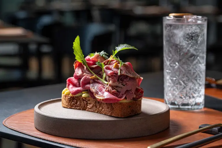 focaccia con il pastrami di Gusta a Roma. Foto di Alessandro Micarelli