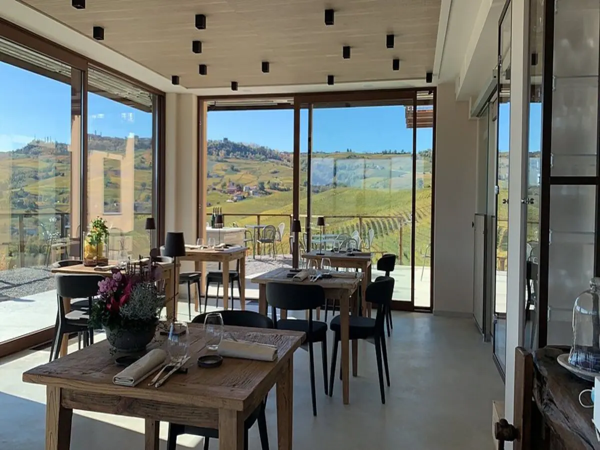 Classici piemontesi e crudi di pesce. Il ristorante con piscina che non ti aspetti nelle Langhe Classici piemontesi e crudi di pesce. Il ristorante con piscina che non ti aspetti nelle Langhe