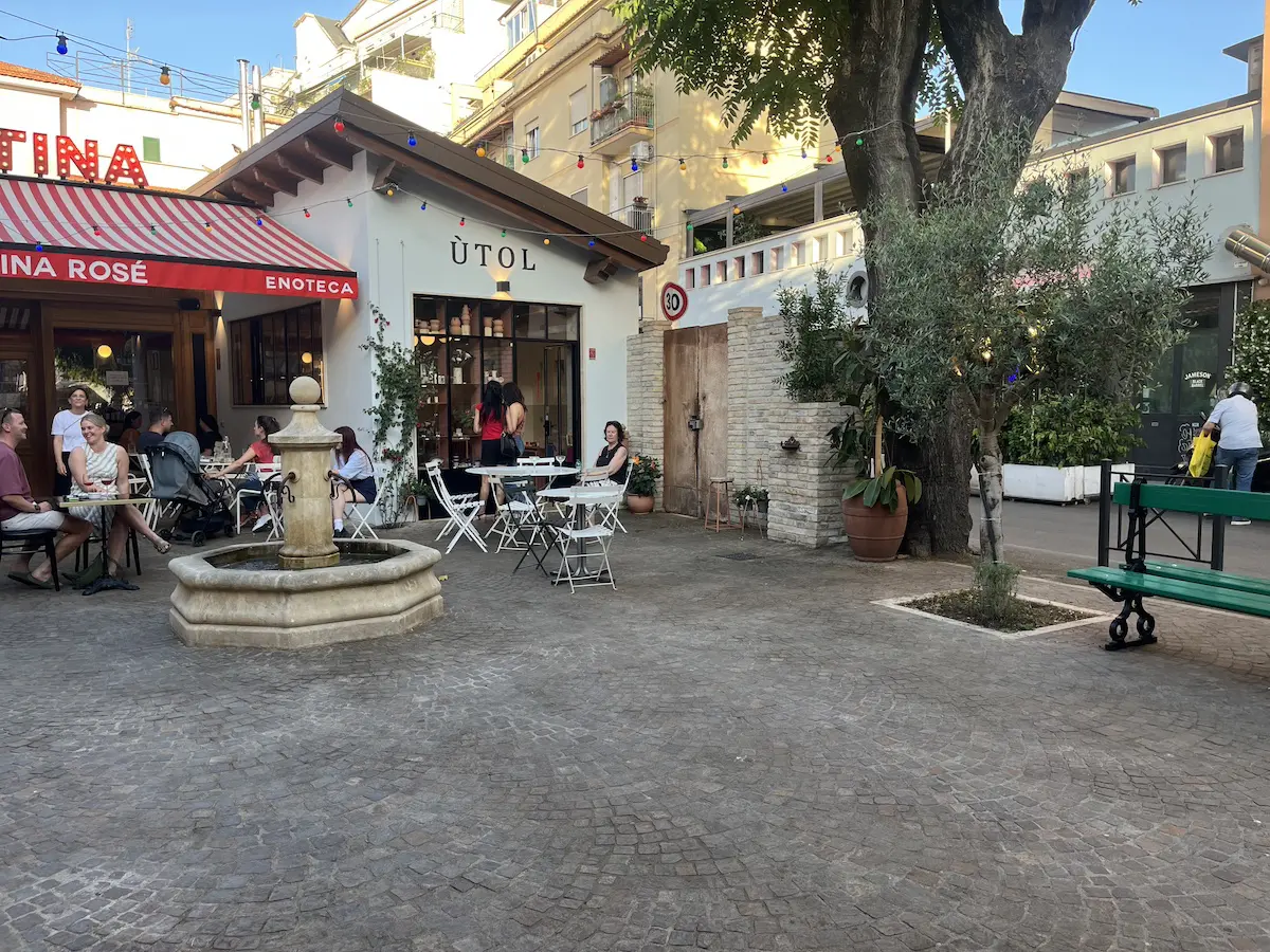 A Roma un’enoteca ha regalato una nuova piazza al Pigneto (finalmente senza “buttadentro”) A Roma un’enoteca ha regalato una nuova piazza al Pigneto (finalmente senza “buttadentro”)