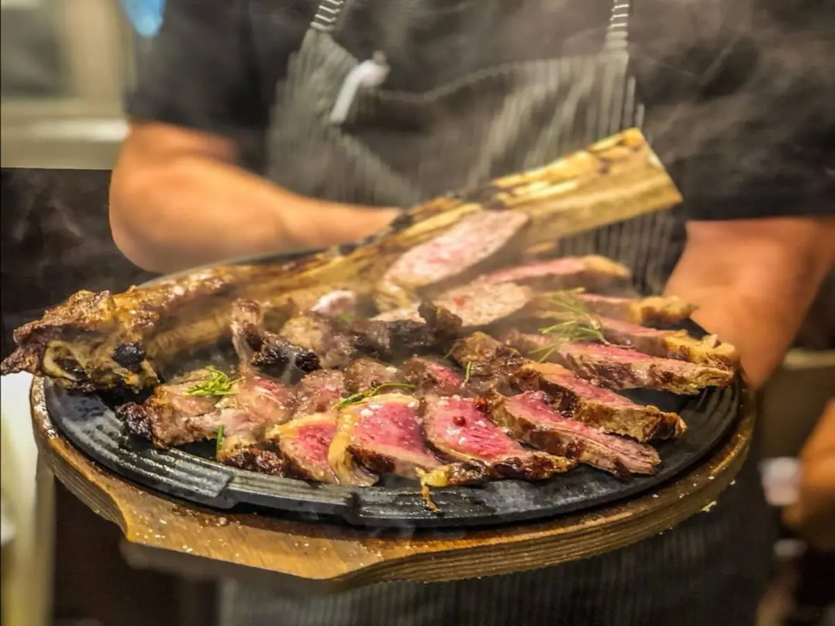 Alle porte di Palermo c’è un tempio della carne dove trovi anche uno straordinario pani ca meusa (solo il martedì)