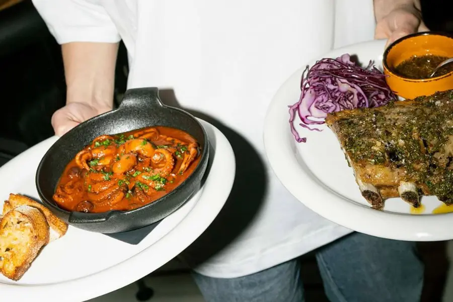 Moscardini alla Luciana e costine al forno, chimichurri e cavolo cappuccio di Muro Osteria Contemporanea 