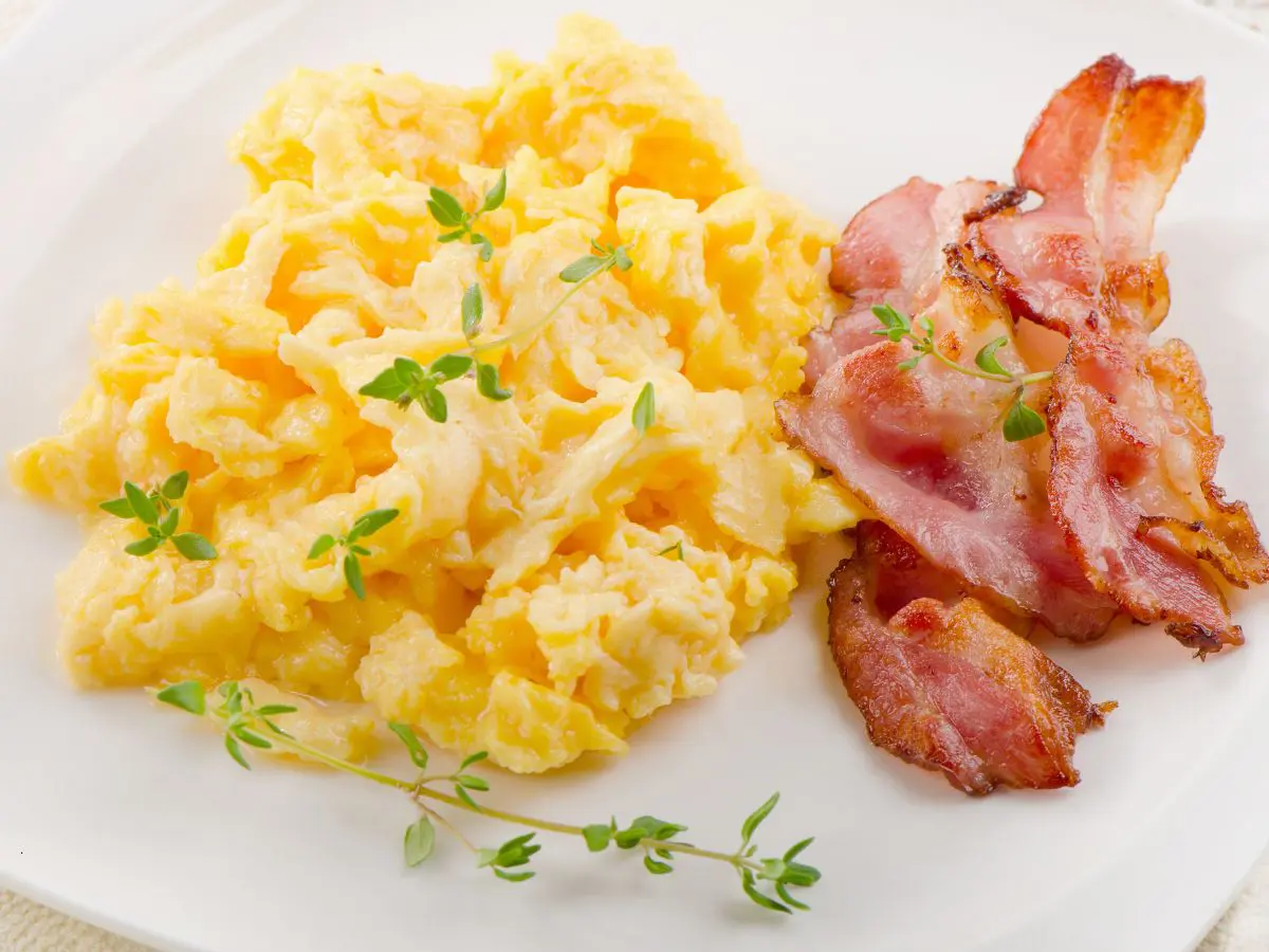scrambled eggs e bacon
