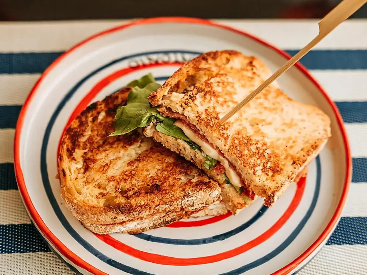 La Zingara: dove mangiare il panino simbolo di Ischia (e come prepararlo a casa) La Zingara: dove mangiare il panino simbolo di Ischia (e come prepararlo a casa)