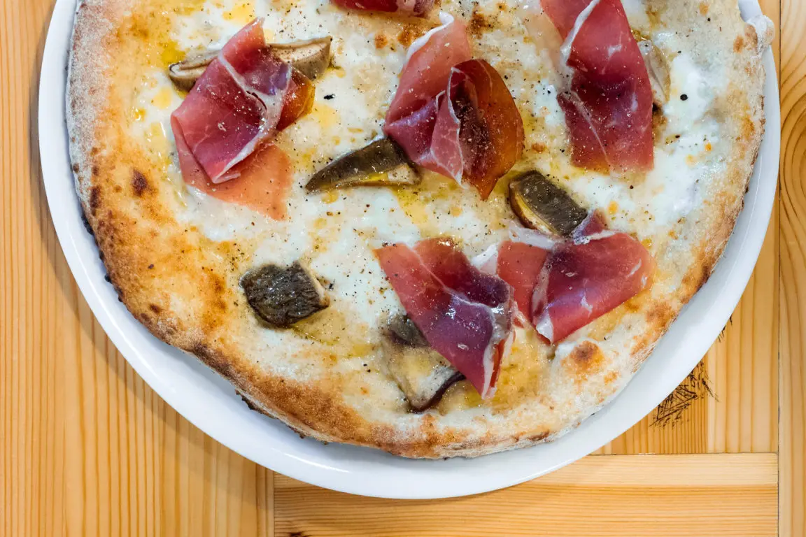 Alle porte di Firenze c’è un pizzaiolo fungaiolo (nonché micologo) che conquista con la sua pizza ai porcini Alle porte di Firenze c’è un pizzaiolo fungaiolo (nonché micologo) che conquista con la sua pizza ai porcini