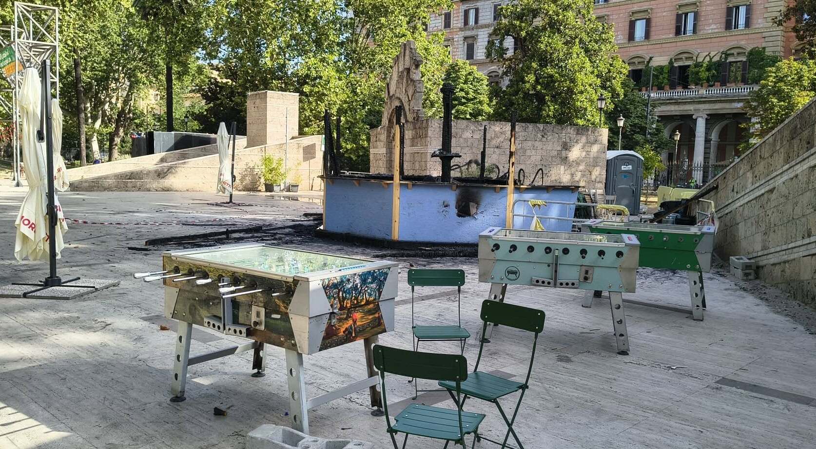 A Roma il Chiosco Vittorio in fiamme nei giardini dell’Esquilino: “Sconvolti, ma pronti a ripartire”