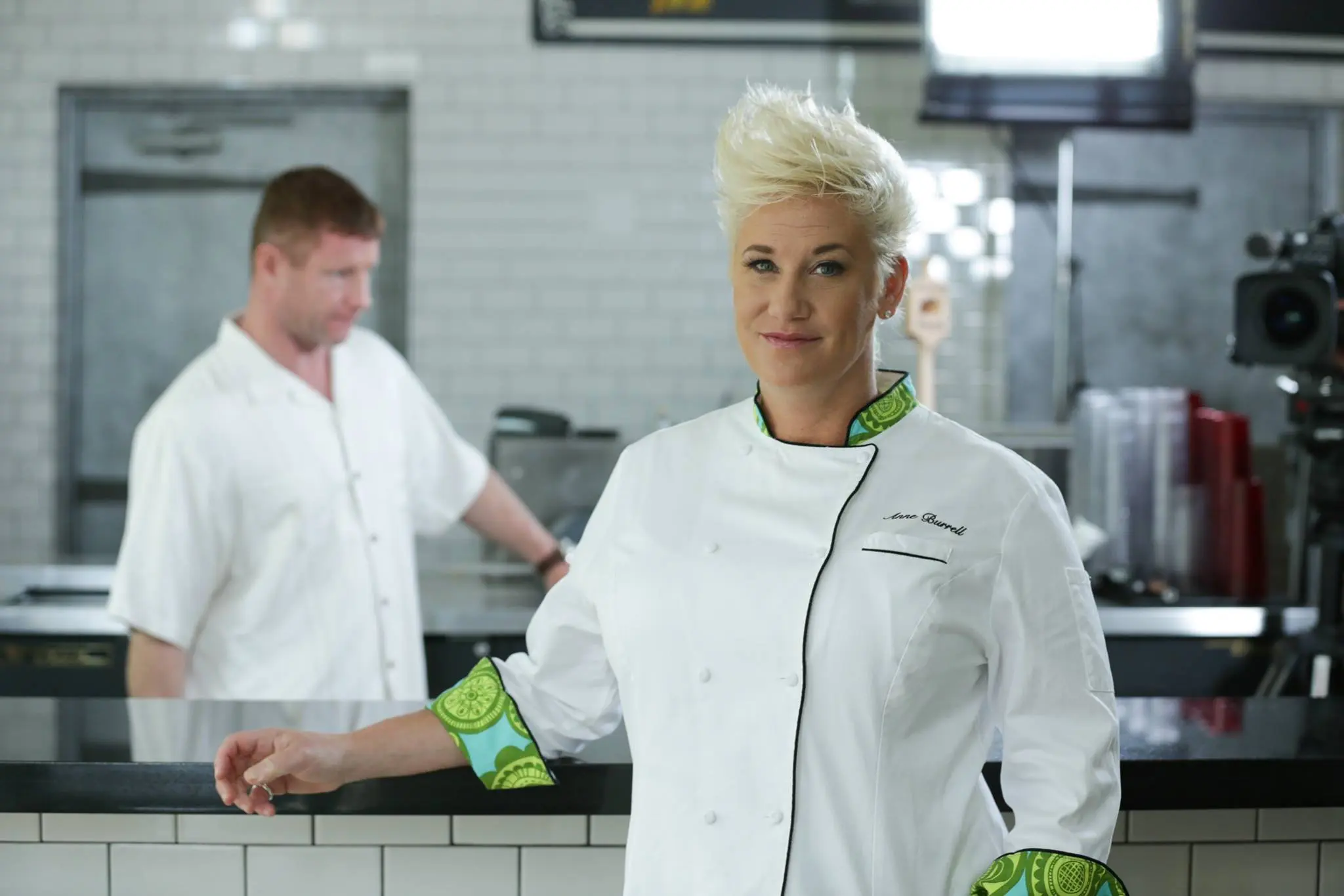 “Morta con mix di alcol, anfetamine e antistaminici”. Le rivelazioni sul suicidio della grande chef Anne Burrell