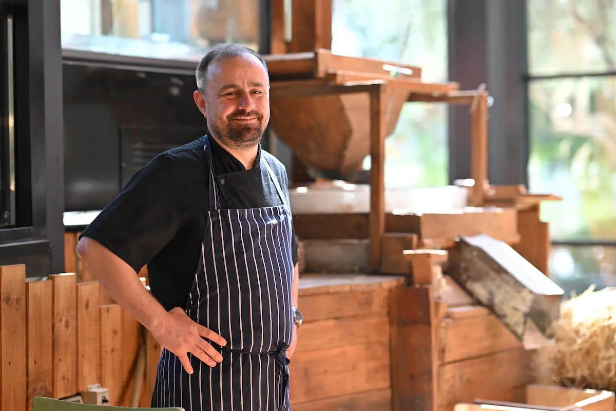 “Prezzi alle stelle, poco staff e i clienti chiedono acqua del rubinetto”. Intervista allo chef Bledar Kola sull’overtourism in Albania “Prezzi alle stelle, poco staff e i clienti chiedono acqua del rubinetto”. Intervista allo chef Bledar Kola sull’overtourism in Albania