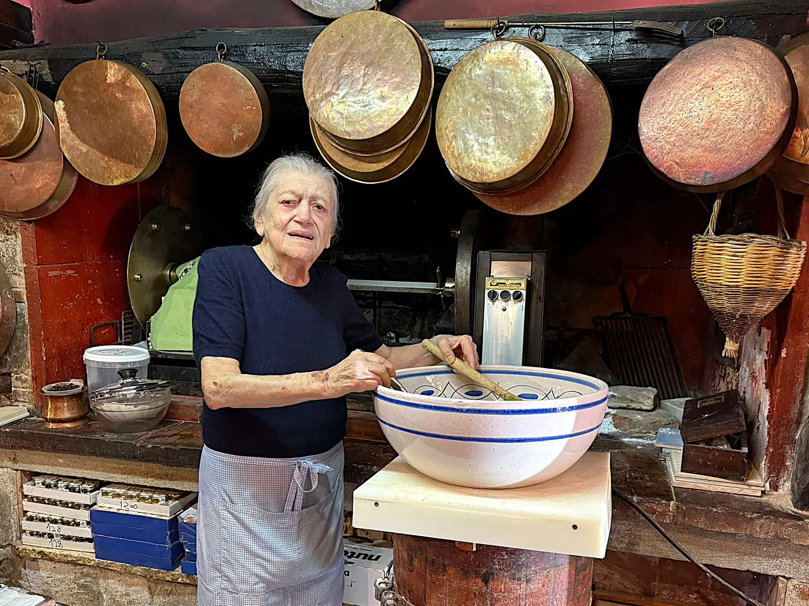 Ad 86 anni prepara ancora il limoncello alla vecchia maniera: la ricetta di un ristorante della costiera ...