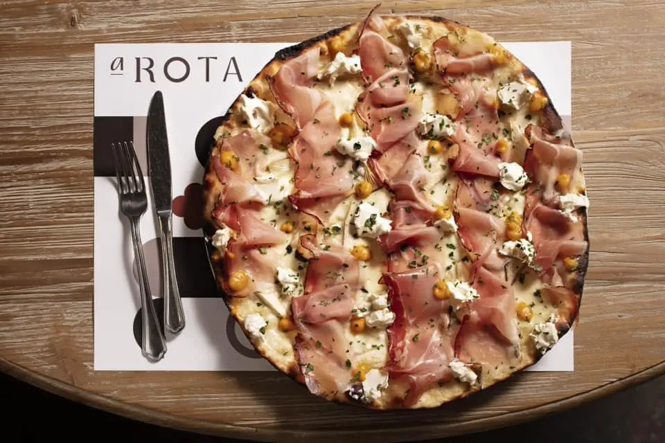 Mangiare una delle pizze più buone di Roma è diventata una gincana. Diario di una cliente masochista da A Rota Mangiare una delle pizze più buone di Roma è diventata una gincana. Diario di una cliente masochista da A Rota
