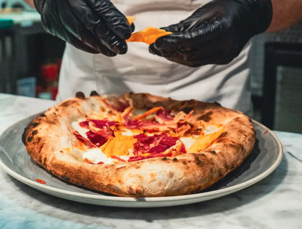 La pizzeria nata dentro una vecchia stazione dei treni. Storia di una ferrovia fantasma La pizzeria nata dentro una vecchia stazione dei treni. Storia di una ferrovia fantasma