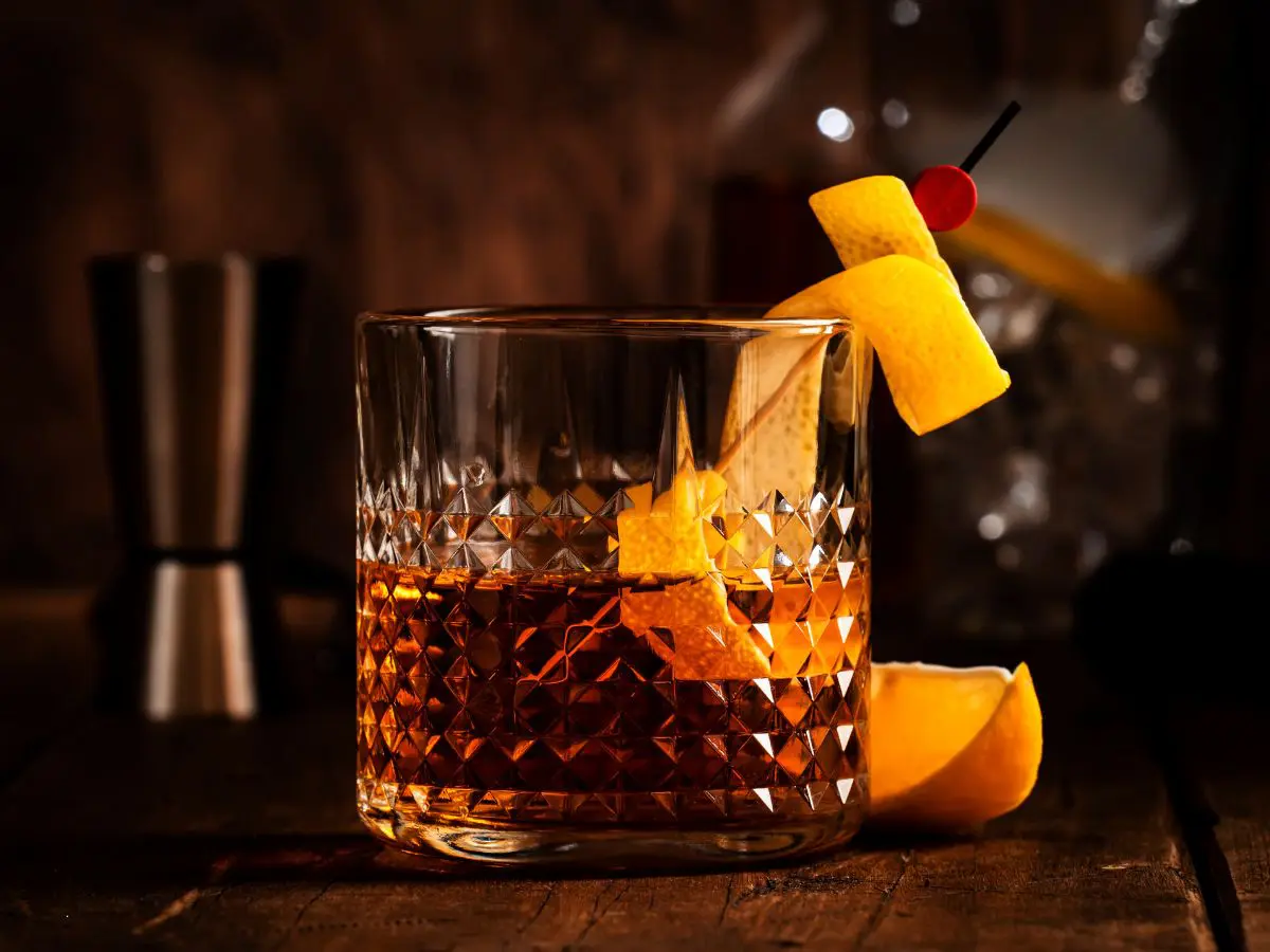 sazerac in un grosso bicchiere
