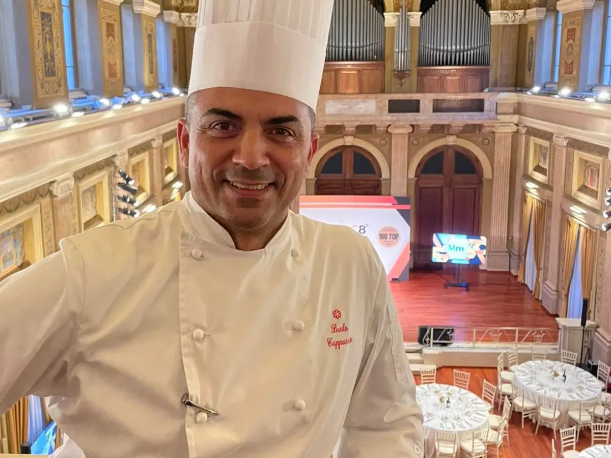 “No gay, no comunisti”. L’annuncio dello chef, poi la toppa peggiore del buco: “Ho amici gay, ma al lavoro si stia al proprio posto” “No gay, no comunisti”. L’annuncio dello chef, poi la toppa peggiore del buco: “Ho amici gay, ma al lavoro si stia al proprio posto”