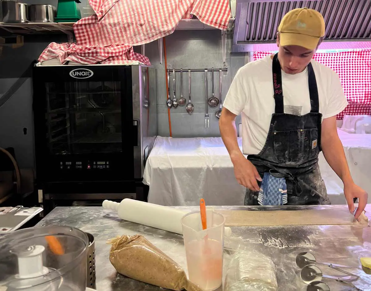 Il giovane panificatore tedesco che con il pane vecchio crea una salsa fantastica